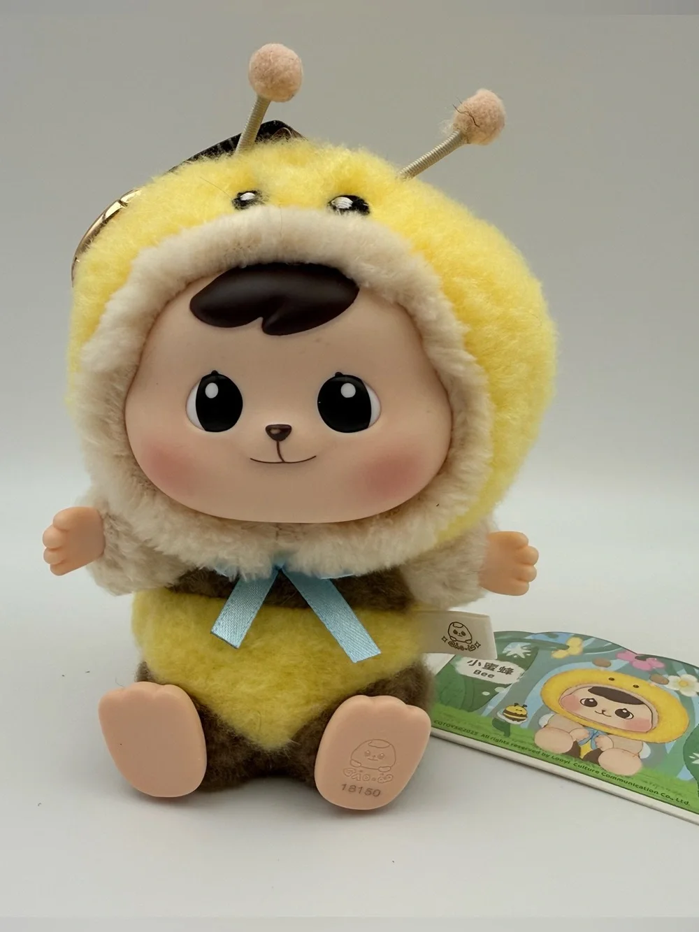 The Bee plush keychain from the Bao-ao Forest Friends Gathering Blind Box Series